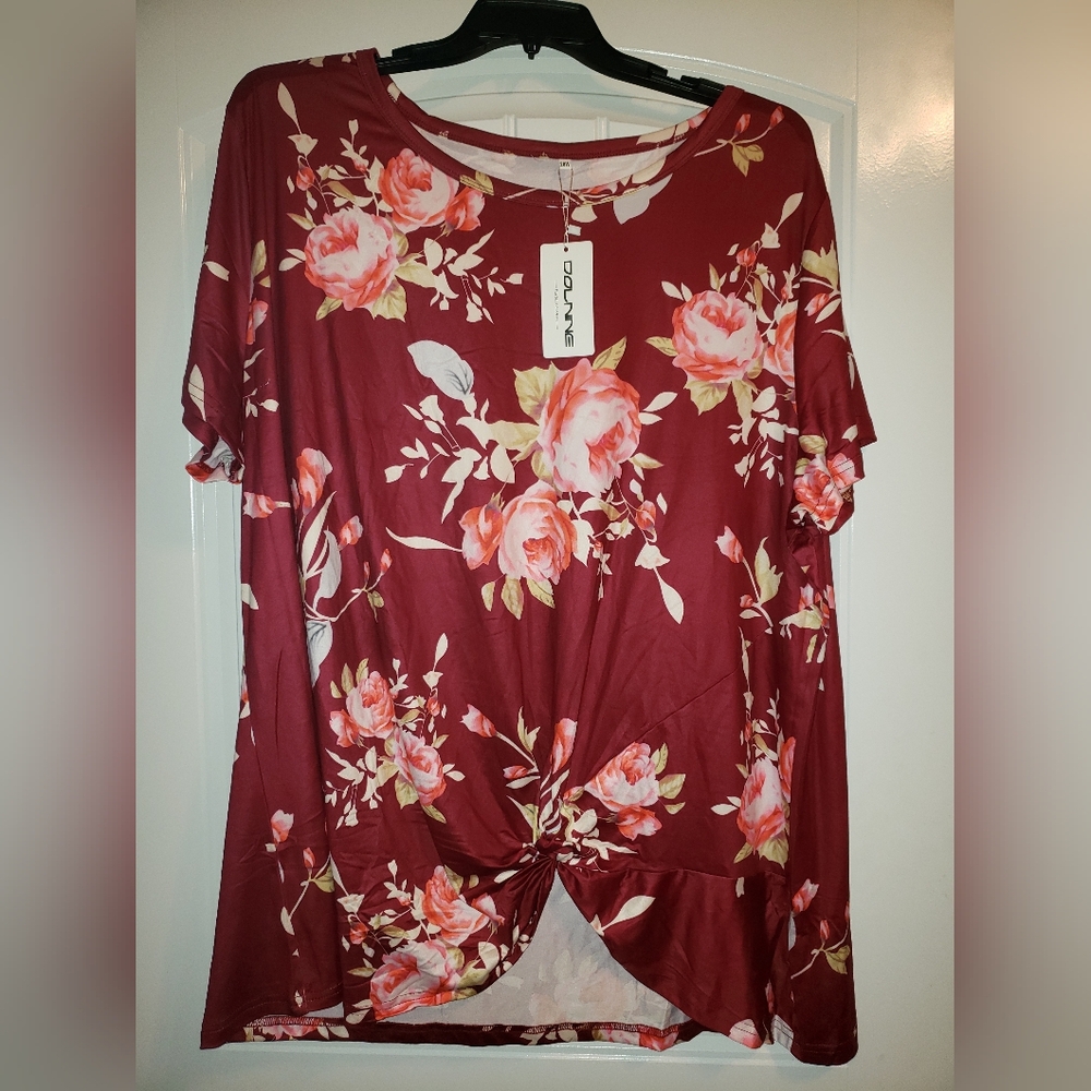 Beautiful floral top NWT size 28